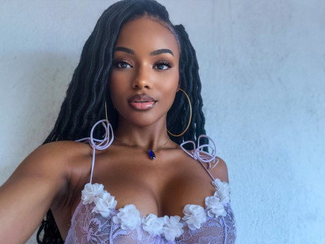 Hot OnlyFans cam babe Larissa Siilva shows her flawless body in charming underwear
