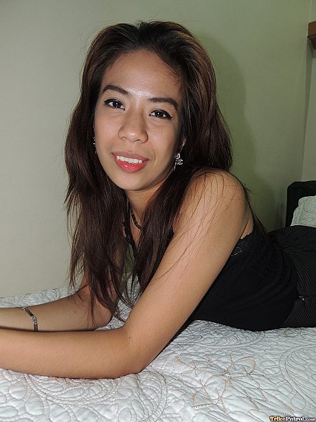 Filipina Chelsy Vargas gives a oral sex before having missionary & doggystyle sex - Gallery #4455