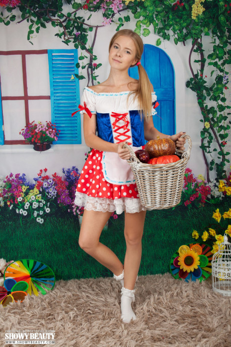 Cosplay sweetie Flower sheds her costume to pose nude on her knees in socks - #1168134