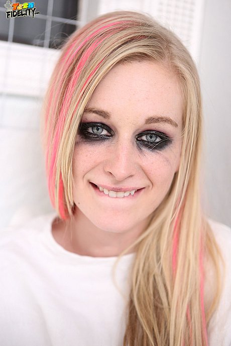 Chick Avril Vagine looks like her idol but is much more sexually-hungry - Image 15 of 17  in Outdoor category   featuring Ryan Madison, Avril Vagine 