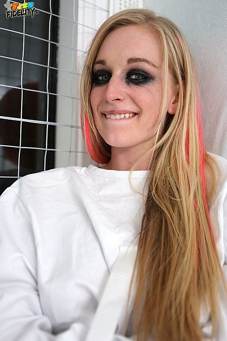 Chick Avril Vagine looks like her idol but is much more sexually-hungry - Image 16 of 17  in Outdoor category   featuring Ryan Madison, Avril Vagine 