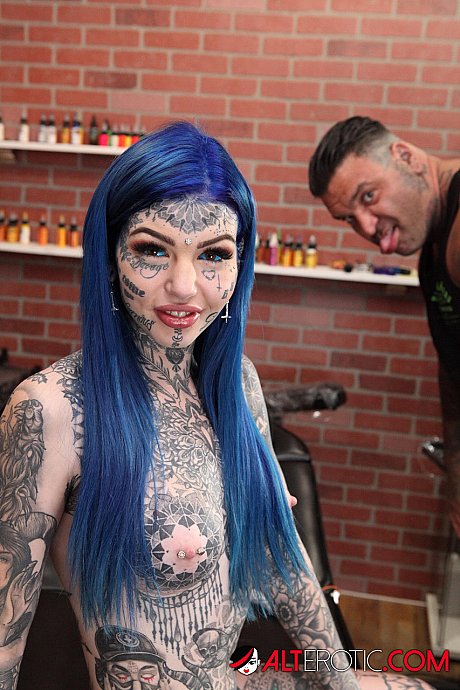 Heavily tattooed lady GF broad Amber Luke poses naked in a tattoo shop