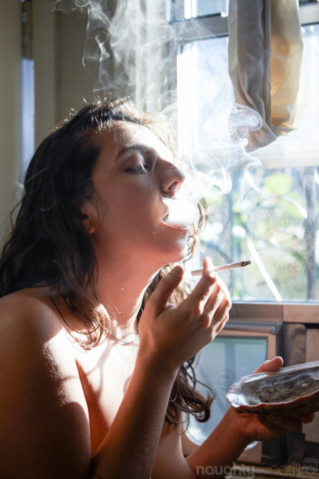 Amateur babe Nikki Silver smokes a spliff while posing nude indoors and out - #451967