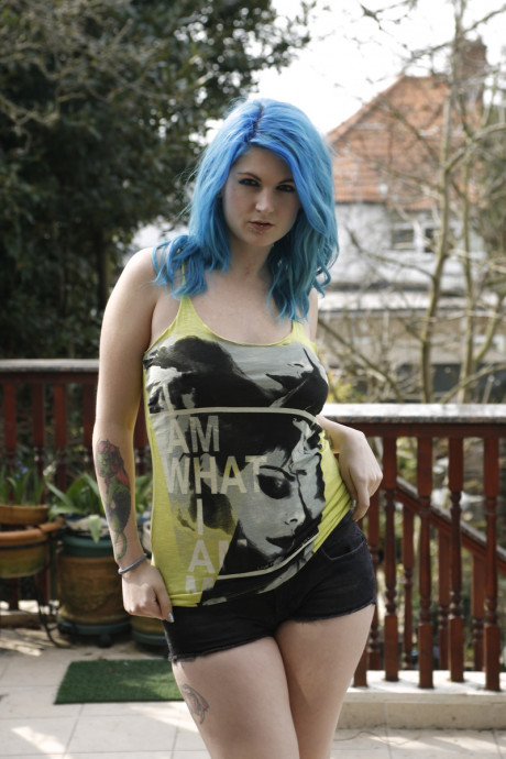 Chunky amateur Emma J ebony sports blue hair while stripping on a deck - #1337680