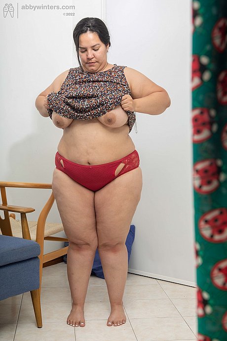Chunky amateur with large juggs Laury gets spied on while getting dressed - Gallery #2676