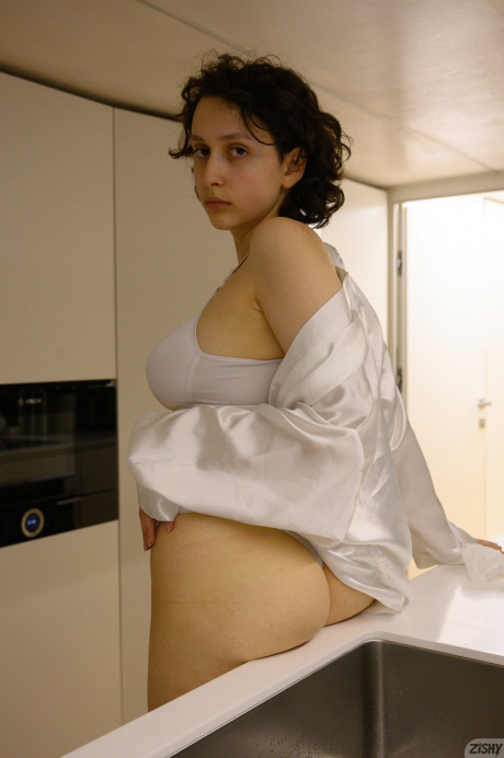 Busty amateur Helga Amor pose in underwear & flaunts her cameltoe in panties