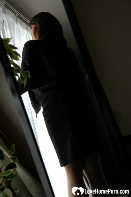 Cougar chinese secretary shows her body and mounts a rod in a hotel room - #796522