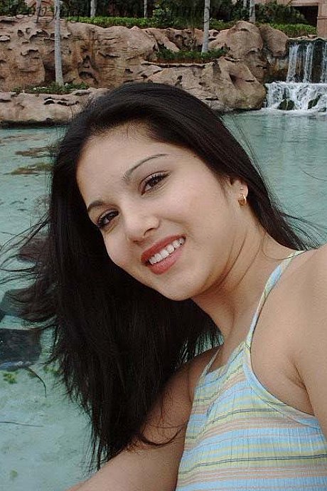 Indian MILF with natural breasts Sunny Leone flashes her delicious ass outdoors - Image 10 of 11  in Outdoor category   featuring Sunny Leone 