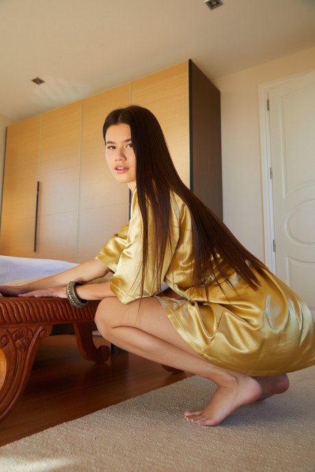 Tall glamour babe Evelin Elle plays with her inviting twat up close