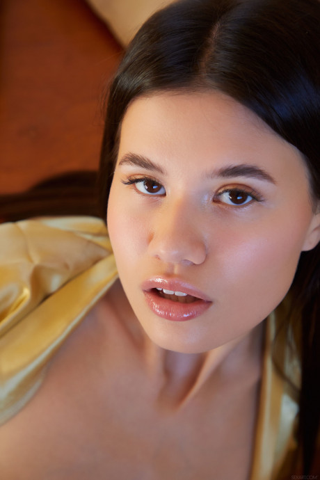 Tall glamour babe Evelin Elle plays with her inviting twat up close - #1333514