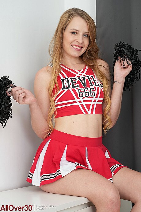 Over 30 cheerleader Svetlana gets completely undressed on a dresser