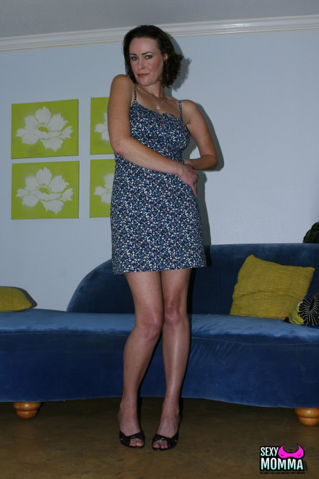 Hot mom Veronica Snow takes off her dress & shows her hot body undressed - #1230853