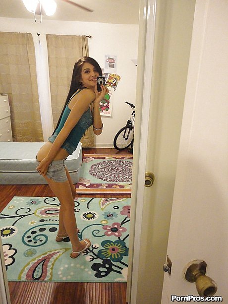 Slender babe Zoey strips to take amateur shots of her attractive body - Image 4 of 16  in Babe category   featuring Zoey 