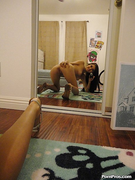 Slender babe Zoey strips to take amateur shots of her attractive body - Image 8 of 16  in Babe category   featuring Zoey 