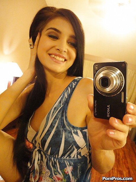 Slender babe Zoey strips to take amateur shots of her attractive body - Image 12 of 16  in Babe category   featuring Zoey 