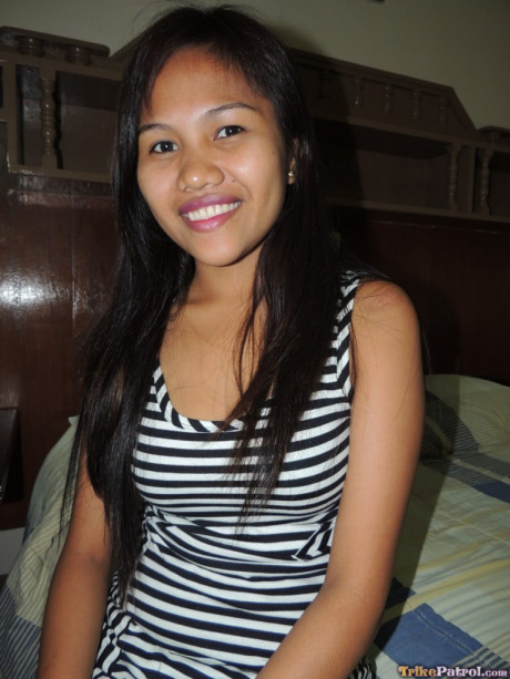 Petite Filipina teenie has sex with a foreigner inside a motel room