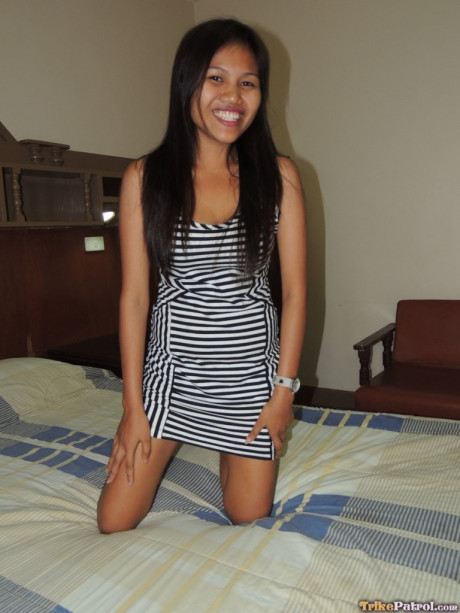 Petite Filipina teenie has sex with a foreigner inside a motel room - #1457587