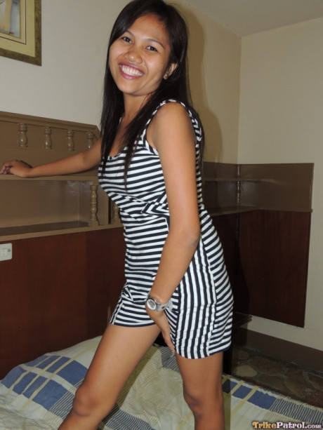 Petite Filipina teenie has sex with a foreigner inside a motel room - #1457589