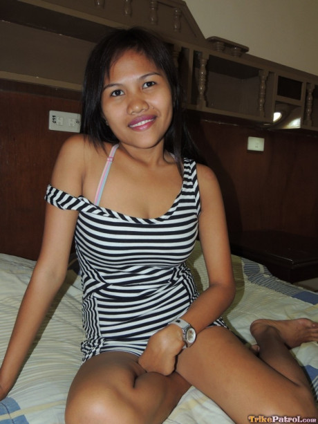 Petite Filipina teenie has sex with a foreigner inside a motel room - #1457590