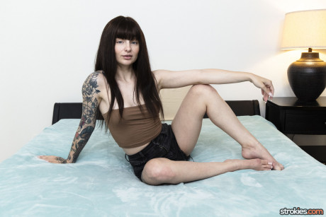 Tattooed babe Stevie Moon gives a POV handjob while completely naked - #1248364