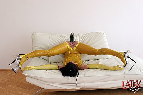 Brunette whore chick shows her gaped anus after a vegetable insertion - Image 9 of 15  in Dildo category  