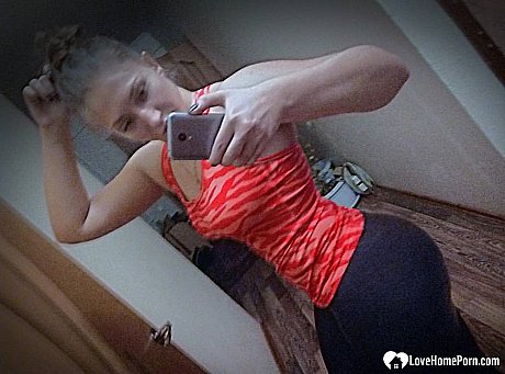 Brunette amateur shows off her enormous behind while taking nude selfies - Gallery #26616
