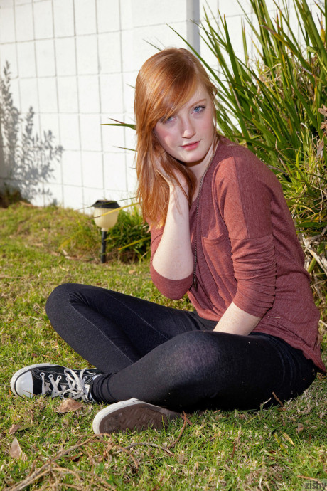 Beautiful girl Remy Einar seductively models non naked outdoors - #1175327