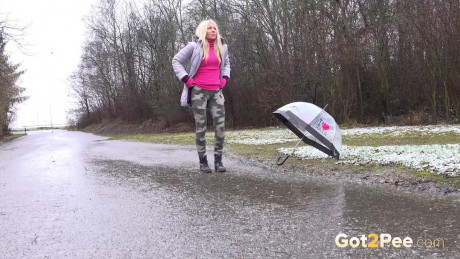 Hot blonde relieves piss desperation in the rain - #340011