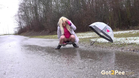 Hot blonde relieves piss desperation in the rain - #340013