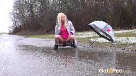 Hot blonde relieves piss desperation in the rain - #340014