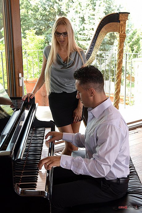 Blondie MILF Florane Russell gets her booty banged & her twat toyed by a pianist - Image 2 of 20  in Skirt category   featuring Mugur, Florane Russell 