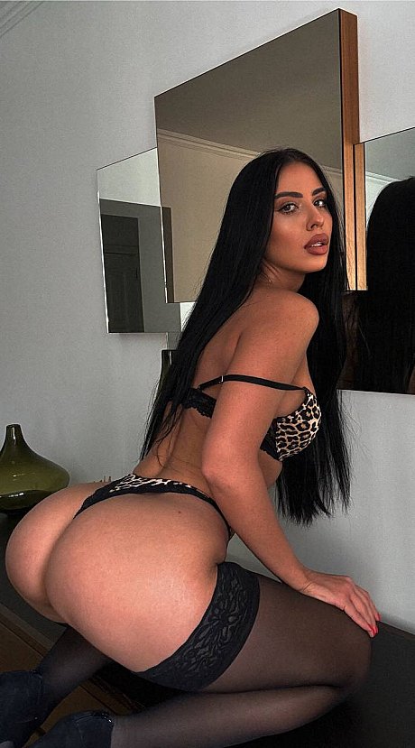 OnlyFans I Am Jasmiine featuring I Am Jasmiine Sex Gallery - Image 2 of 16  in Model category   featuring I Am Jasmiine