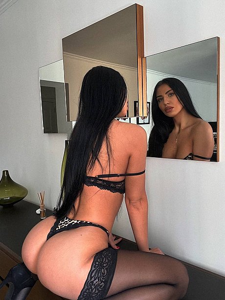 OnlyFans I Am Jasmiine featuring I Am Jasmiine Sex Gallery - Image 3 of 16  in Model category   featuring I Am Jasmiine