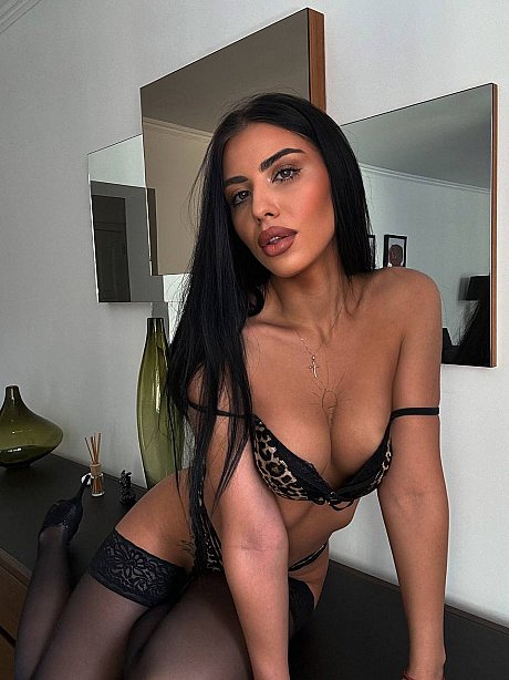 OnlyFans I Am Jasmiine featuring I Am Jasmiine Sex Gallery - Image 11 of 16  in Model category   featuring I Am Jasmiine