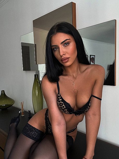 OnlyFans I Am Jasmiine featuring I Am Jasmiine Sex Gallery - Image 13 of 16  in Model category   featuring I Am Jasmiine