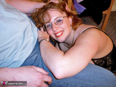 UK amateur Curvy Claire wears her glasses during oral sex with a husband BF man - #1366680
