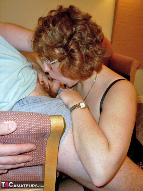 UK amateur Curvy Claire wears her glasses during oral sex with a husband BF man - #1366684