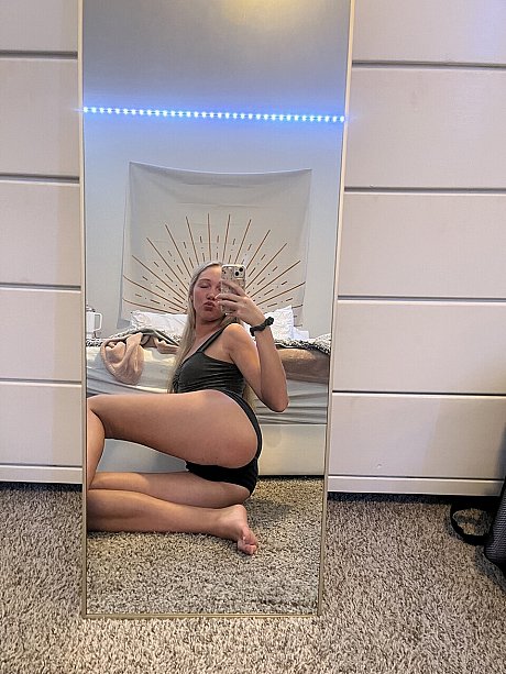 OnlyFans Kayla Bumzy Kayla Bumzy - Image 11 of 13  in Teen category   featuring Kayla Bumzy 