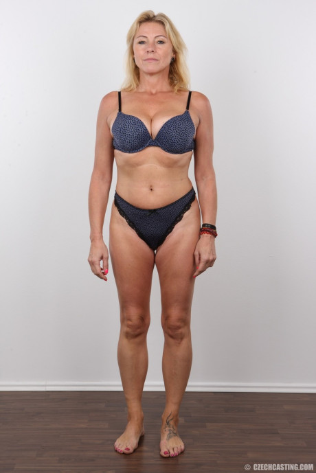 Undressed older Zdenka poses undressed for an amateur porn lineup - #1168548