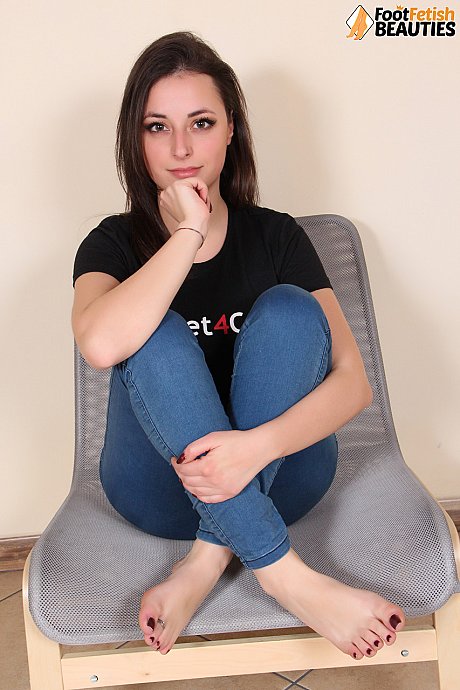 Brunette solo bitch gf girl Ilaria shows her raw feet while modeling non undressed in jeans - Image 7 of 12  in Babe category   featuring Ilaria Paci 