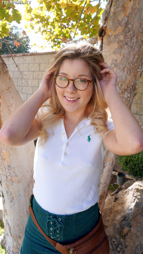 Teen geek Vienna Rose reveals her tiny breasts and nice round behind - #1136047
