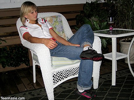 Blondie amateur Kasia pees in the backyard while drinking at night - Gallery #16208