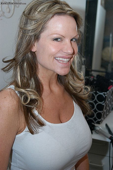 Sweet babe Carmel Moore and ravishing MILF Kelly Madison showing their massive melons - Gallery #23922