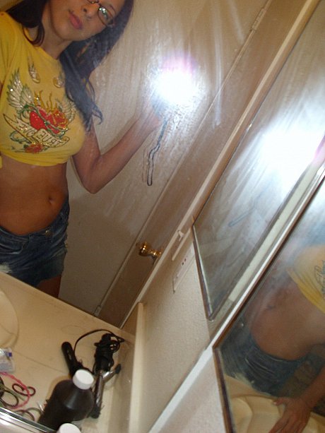 Nerdy amateur teenie Cydella strips and shows her amazing titties and behind - Image 4 of 20  in Babe category  