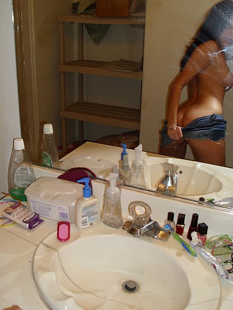 Nerdy amateur teenie Cydella strips and shows her amazing titties and behind - Image 14 of 20  in Babe category  