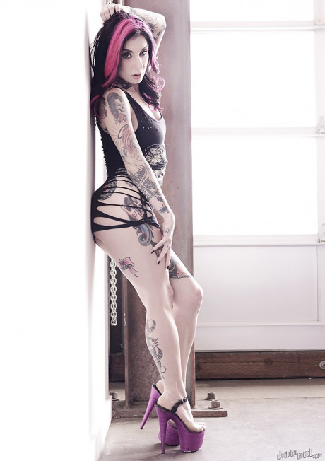 Amateur MILF Joanna Angel showing off her heavily tattooed body in the nude - #1539334