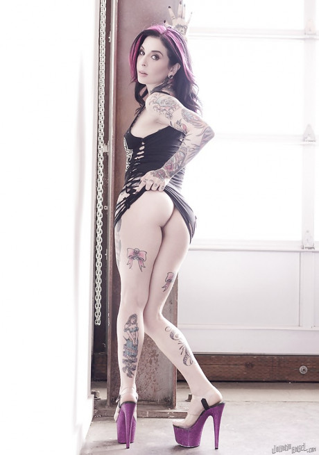 Amateur MILF Joanna Angel showing off her heavily tattooed body in the nude - #1539335