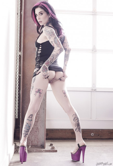 Amateur MILF Joanna Angel showing off her heavily tattooed body in the nude - #1539337