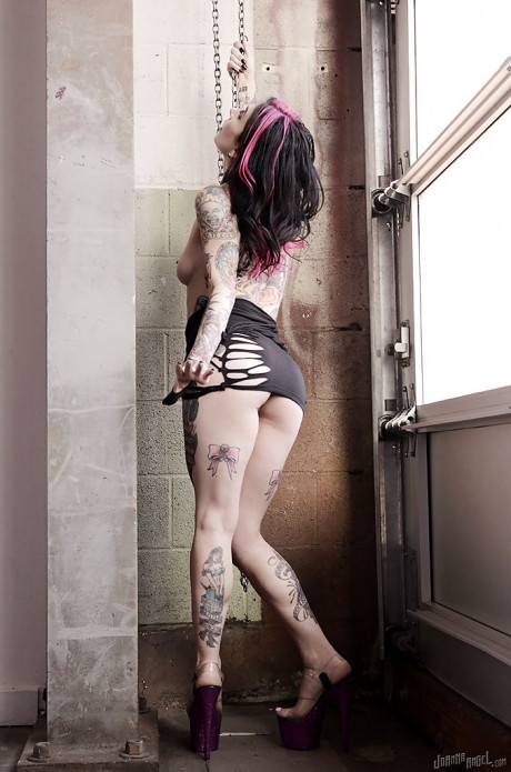 Amateur MILF Joanna Angel showing off her heavily tattooed body in the nude - #1539338
