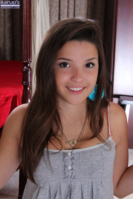 Teen amateur Veronica Berry peels away white shorts to showcase bald twat - #1339558